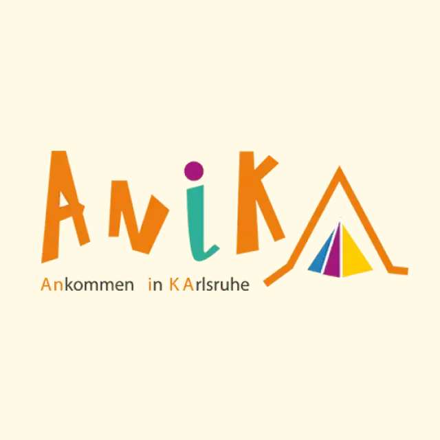 Farbenfrohes und verspieltes Logo des Bündnis AniKA mit der Aufschrift "Anika Ankommen in Karlsruhe".