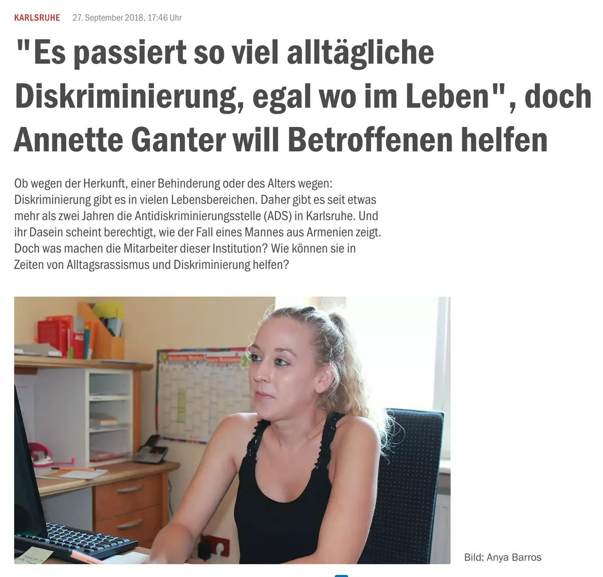 Ein Bildschirmfoto von einem Artikel. Dargestellt wird ein Foto Anette Ganter im Büru der Antidiskriminierungsstelle Karlsruhe und darüber steht Überschrift: "Es passiert so viel alltägliche Diskriminierung, egal wo im leben", doch Annette Ganter will betroffenen helfen.