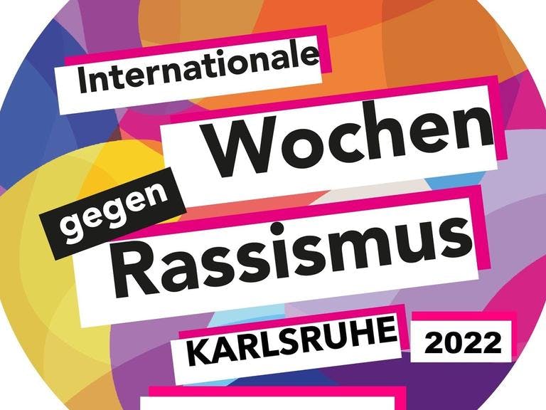 Kreis der mit verschiedenen bunten und abgerundeten Formen gefüllt ist. Im Vordergrund steht die Aufschrift "Internationale Wochen gegen Rassismus Karlsruhe 2022".