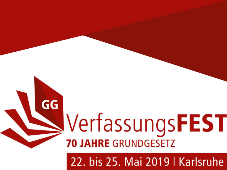 Titelbild für die Veranstaltung. Auf einem weißen Hintergrund steht folgende rote Aufschrift: VerfassungsFEST 70 Jahre Grundgesetzt. Darunter stehen die Eckdaten zur Veranstaltung: 22. bis 25. Mai 2019 | Karlsruhe.