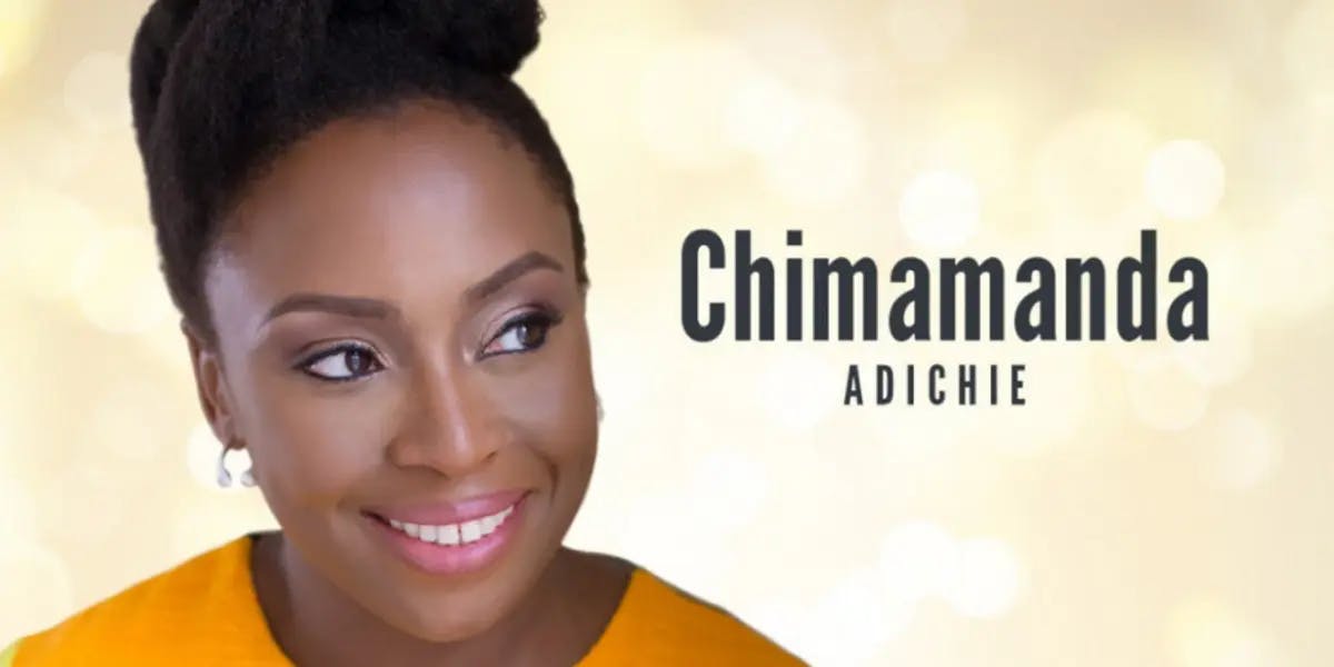 Ein Portrait von Chimamanda Ngozi Adichie mit der Aufschrift ihres namens.