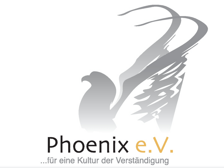 Logo des Phoenix e.V.. Es beinhaltet einen grau illustrierten Phönix und die Wortmarke "Phoenix e.V. ...für eine Kultur der Verständigung."