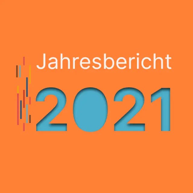 Cover des Jahresberichtes der Antidiskriminierungsstelle des Bundes mit der weißblauen Aufschrift "Jahresbericht 2021" auf orangenem Hinterr