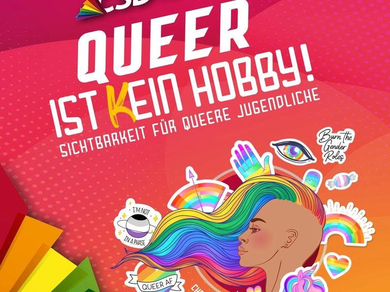 Plakat für den CSD 2022 in Karlsruhe. Es beinhaltet den Schriftzüge "CSD Karlsruhe", "Queer ist kein Hobby" und "Sichtbarkeit für queere Jugendliche". Darunter ist eine Illustration einer Frauen (Kopf) zu sehen, die einen Irokesen in Regenbogenfarben trägt. Um die Frau herum sind verschiedene Sticker, wie Regenbögen und Einhörner, in Regenbogenfarben zu sehen."